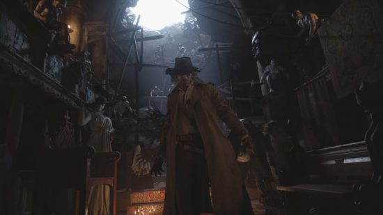 Personajes de Resident Evil Village: Karl Heisenberg hablando con Ethan con los señores de fondo