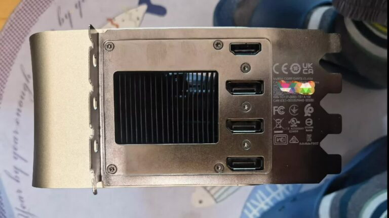 ¿Son estas las primeras fotos de una Nvidia Titan RTX Ada de cuatro ranuras de 800 W?
